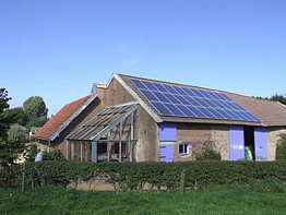 zonnepanelen op het dak van de kwekerijschuur
